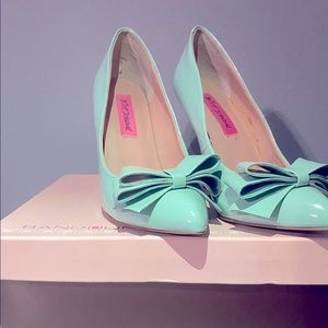 Betsey Johnson mint green bow heels